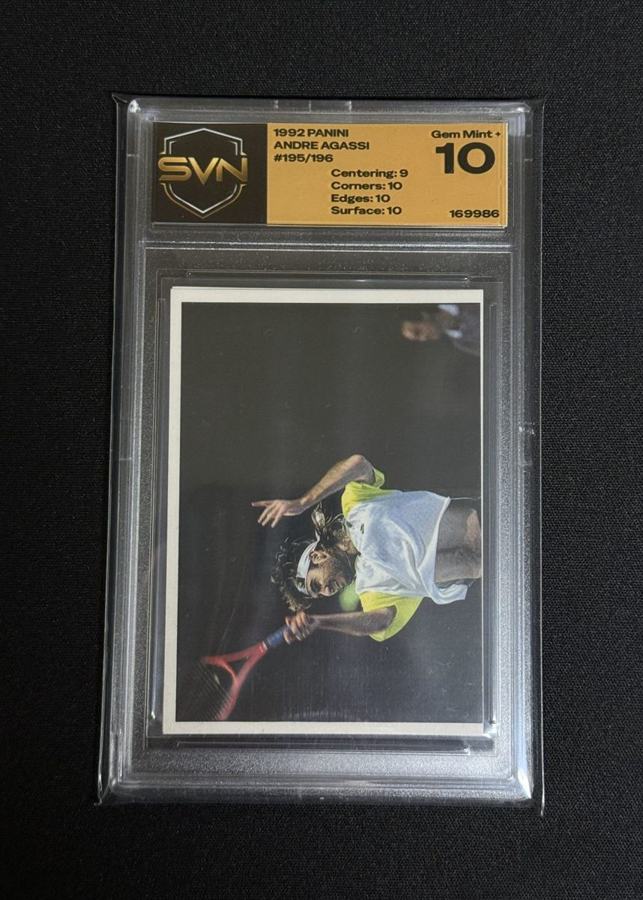 Zaprta SVN kapsula, sprednja stran: Andre Agassi 1992 Panini #195/196, Gem Mint+ 10, serijska 169986