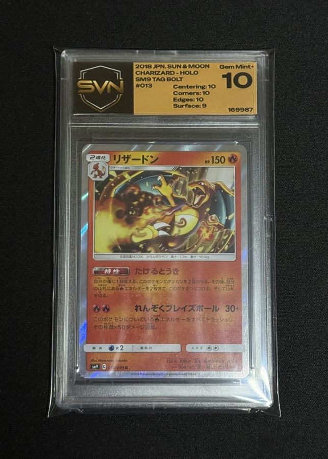 Zaprta SVN kapsula, sprednja stran: Charizard Holo 2018 Sun & Moon SM9 Tag Bolt #013, Gem Mint+ 10, serijska 169987